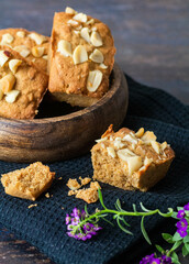 mini cakes à la cacahuète dans un bol en bois