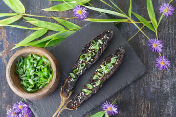 Planche en adoise avec demi aubergines cuisin&eacute;es &agrave; la japonaise