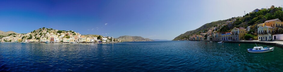 Hafenpanorama der griechischen Insel Simi im ägäischen Meer