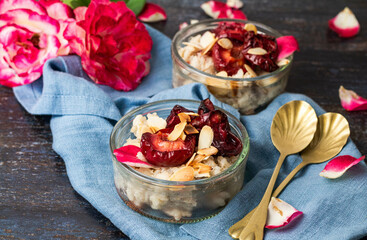 Ramequins de riz au lait avec des amandes effilées et des pétales de rose