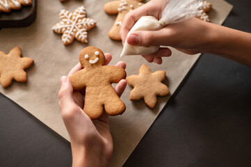 Gingerbread man cookie decoration with sugar glaze, lifestyle, soft selective focus. Christmas holiday homemade bakery - obrazy, fototapety, plakaty
