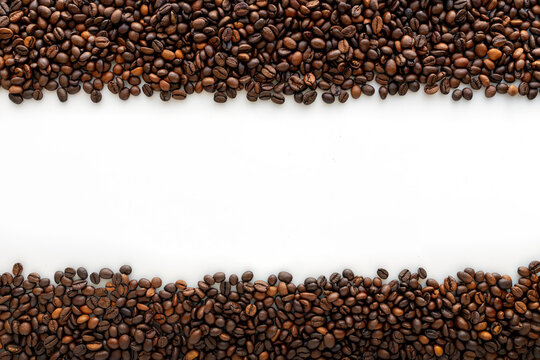 Kaffeebohnen auf weissen untergrund und freie Fl&auml;che f&uuml;r Text