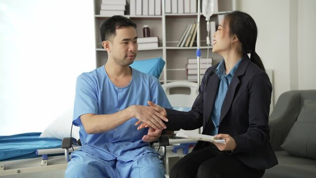 Young Asian female doctor and young male patient lying on bed while checking pulse Consult and explain with nurses taking notes and helping Video 4k