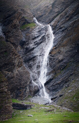 Fototapeta na wymiar une cascade du vallon Soustra, Alpes cottiennes, Piémont, Italie 