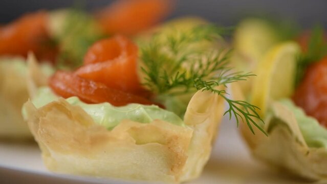 Avocado whipped with soft cheese cream into the most delicate mousse, a slice of salmon and lemon. Served in crispy baskets with phyllo dough baked in the oven. The perfect appetizer for a holiday men