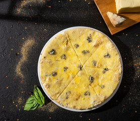 4 cheese pizza - Mozarella, gorgonzola, fontina and parmesan