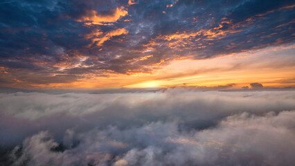 Sonnenuntergang über den Wolken mit malerischem Himmel im Hintergrund - obrazy, fototapety, plakaty