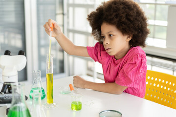 Mix race kid girl funny learning study science of test chemical at learning class - obrazy, fototapety, plakaty