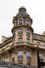 Fototapeta na wymiar Paris building in the city