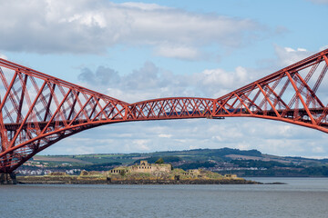 Obraz premium View of Inchgarvie from underneath the Forth Bridge