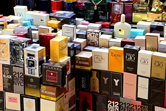  Counterfeit perfumes, perfumes, colognes of famous manufacturers on a street stand