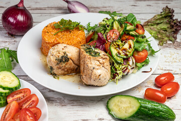 ROLADA Z KURCZAKA NADZIEWANA SZPINAKIEM I SEREM PLEŚNIOWYM