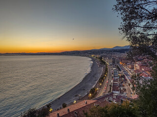 Coucher de soleil sur la baie des anges à Nice, perle de la Côte d'Azur