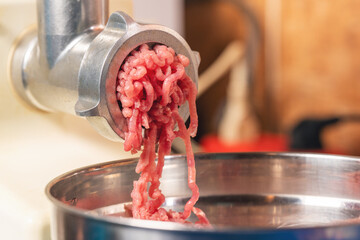 Preparation of minced meat from fresh meat using an electric meat grinder at home
