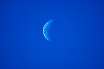 Obraz na płótnie Canvas luna con fondo azul
