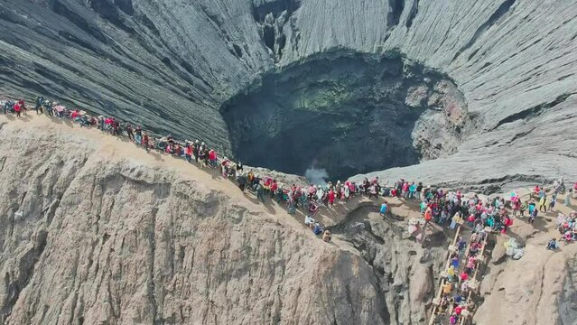 the crowd at Mt.Bromo crater rim.