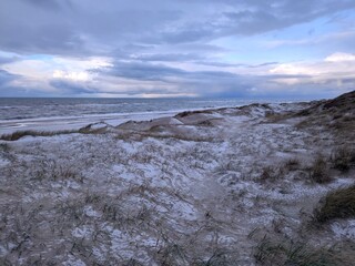 Dünenlandschaft schneebedeckt in Jütland
