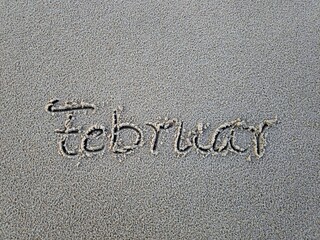 Fototapeta premium Wort Februar im Strandsand