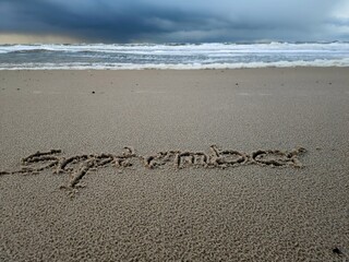 September als Wort im Strandsand
