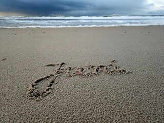 Das Wort Juni im Strandsand