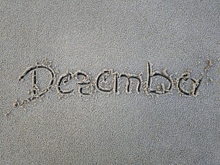 Das Wort Dezember im Strandsand