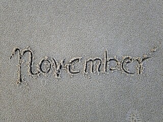 Das Wort November im Strandsand