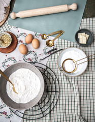Plätzchen backen, Weihnachtsbäckerei, Kekse ausstechen, Weihnachtskekse selbst backen
