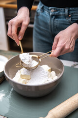 Plätzchen backen, Weihnachtsbäckerei, Weihnachtskekse selbst backen, Person backt Kekse im Advent
