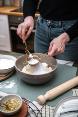 Plätzchen backen, Weihnachtsbäckerei, Weihnachtskekse selbst backen, Person backt Kekse im Advent
