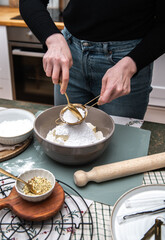 Plätzchen backen, Weihnachtsbäckerei, Weihnachtskekse selbst backen, Person backt Kekse im Advent
