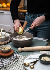 Plätzchen backen, Weihnachtsbäckerei, Weihnachtskekse selbst backen, Person backt Kekse im Advent

