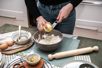 Plätzchen backen, Weihnachtsbäckerei, Weihnachtskekse selbst backen, Person backt Kekse im Advent
