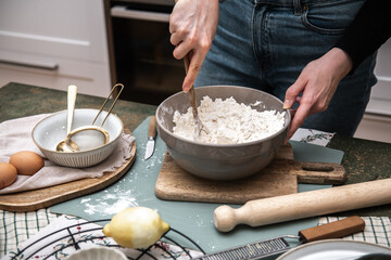 Plätzchen backen, Weihnachtsbäckerei, Weihnachtskekse selbst backen, Person backt Kekse im Advent
