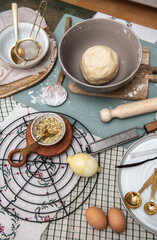 Plätzchen backen, Weihnachtsbäckerei, Weihnachtskekse selbst backen, Person backt Kekse im Advent
