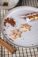 Plätzchen backen, Weihnachtsbäckerei, Kekse ausstechen, Weihnachtskekse selbst backen
