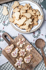 Plätzchen backen, Weihnachtsbäckerei, Kekse ausstechen, Weihnachtskekse selbst backen
