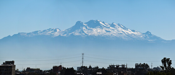 Panorama mostrando al Volcán Iztaccíhuatl nevado, conocido también como la 