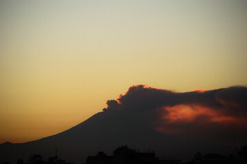 Volcán Popocatépetl en un momento de actividad de expulsión de ceniza durante el alba