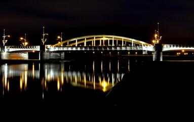 Most Świętego Rocha nad rzeką Wartą nocą. - obrazy, fototapety, plakaty