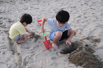 砂場で遊ぶ男の子