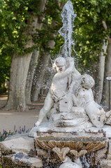 Fototapeta na wymiar Fountain in a park in Aranjuez, Spain