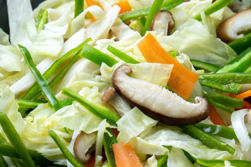 野菜炒め調理シーン。
