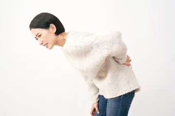Fotobehang 腰痛のミドルエイジの女性　白背景 © siro46