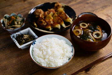 一汁一菜 餃子・唐揚げ・きのこの和え物
