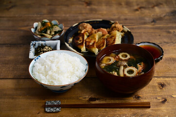 一汁一菜 餃子・唐揚げ・きのこの和え物