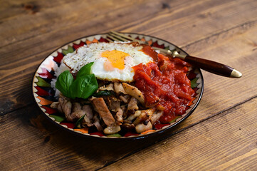 豚肉のバジル炒めとトマトソース丼
