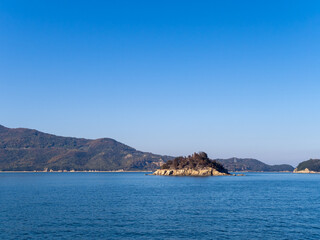 Fototapeta na wymiar アアラ島(香川県小豆郡土庄町、写真手前の小島。)と瀬戸内海の風景。 
