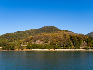 Fototapeta na wymiar 小豆島と穏やかな瀬戸内海の風景。香川県小豆郡土庄町。 