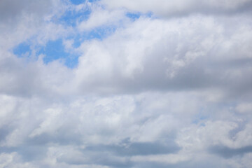 Naklejka premium Blue sky with white clouds in the daytime background.