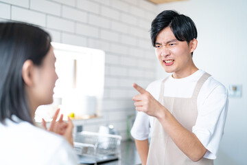 キッチンで喧嘩する男女